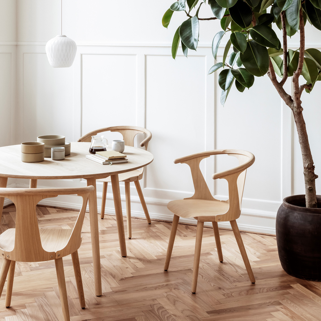 undtradition- In Between - Design Esszimmer-Stuhl aus Holz mit Armlehnen
